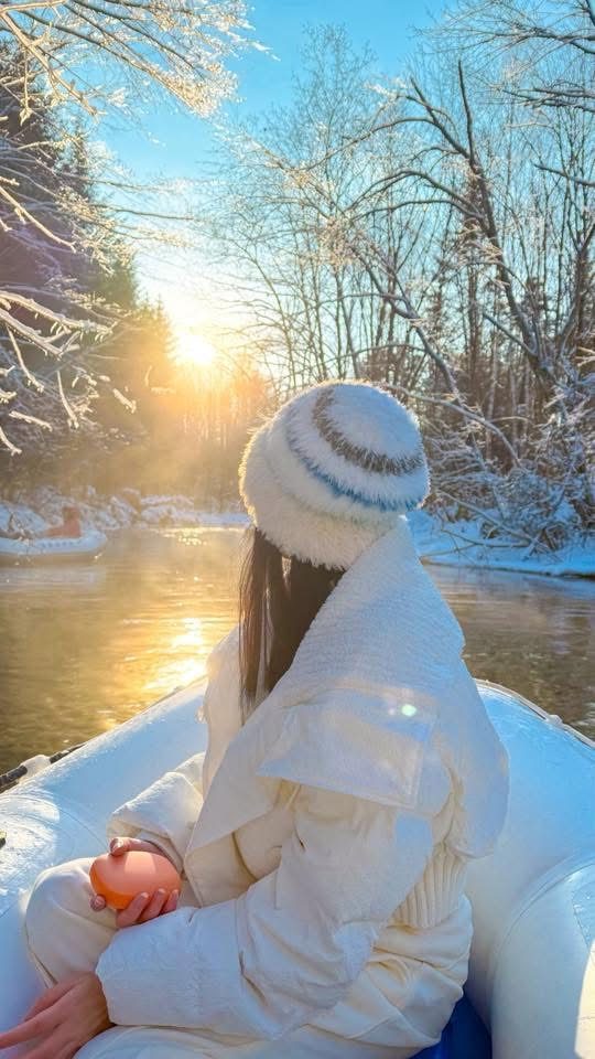 Customer wearing a rented winter outfit in the snow 顾客身穿租借的冬装在雪地里