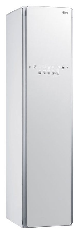The LG Styler steam clothing care cabinet used to sanitise winter wear at the Futago Winter showroom 店内用来消毒冬装的 LG Styler