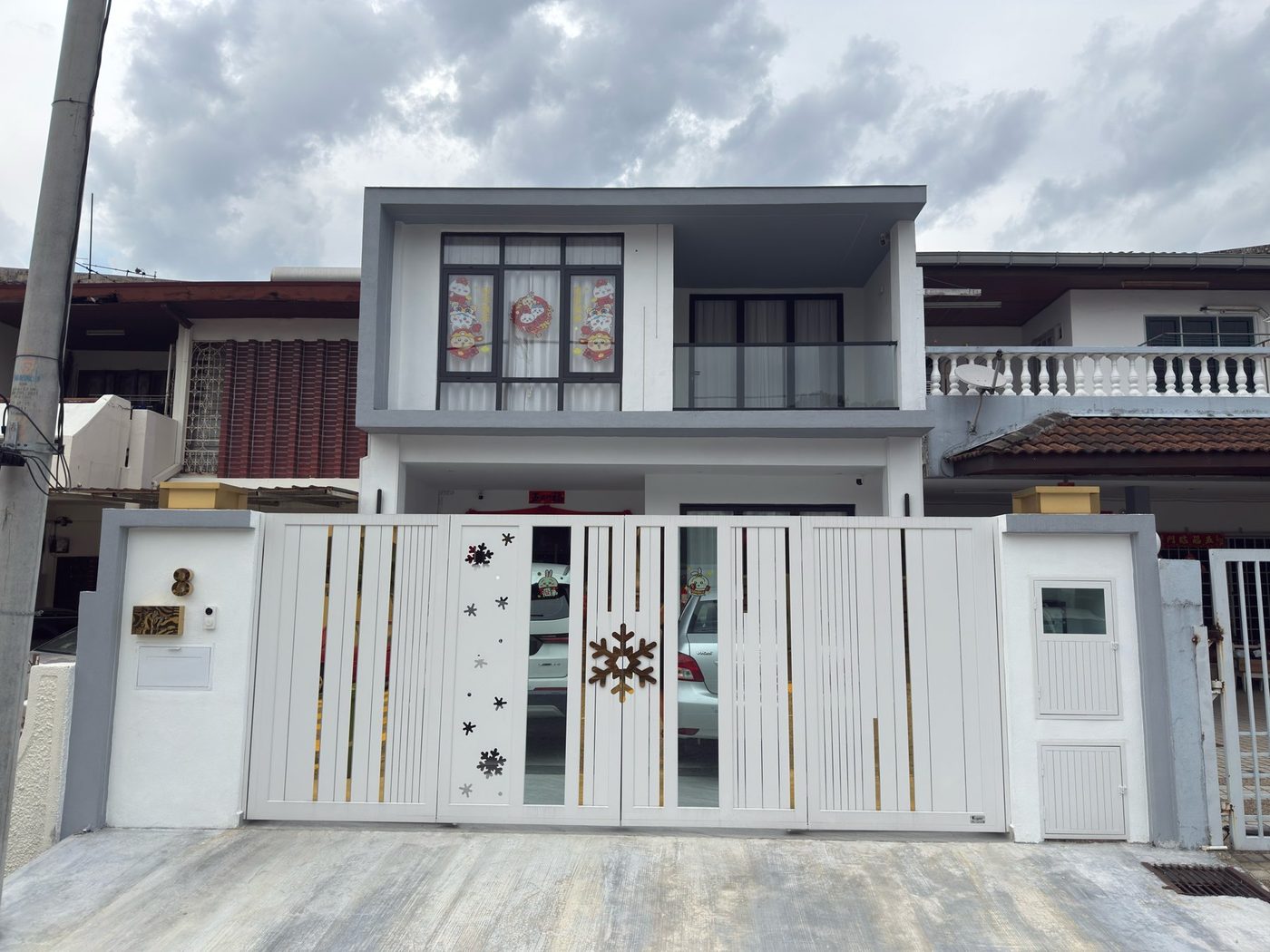 White gate with snowflake decorations at Futago Winter, Jalan Bijak 白色雪花铁门